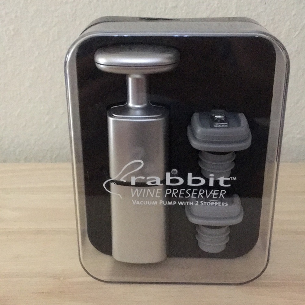 Wine Preserver (Vacuum Pump with 2 Stoppers)